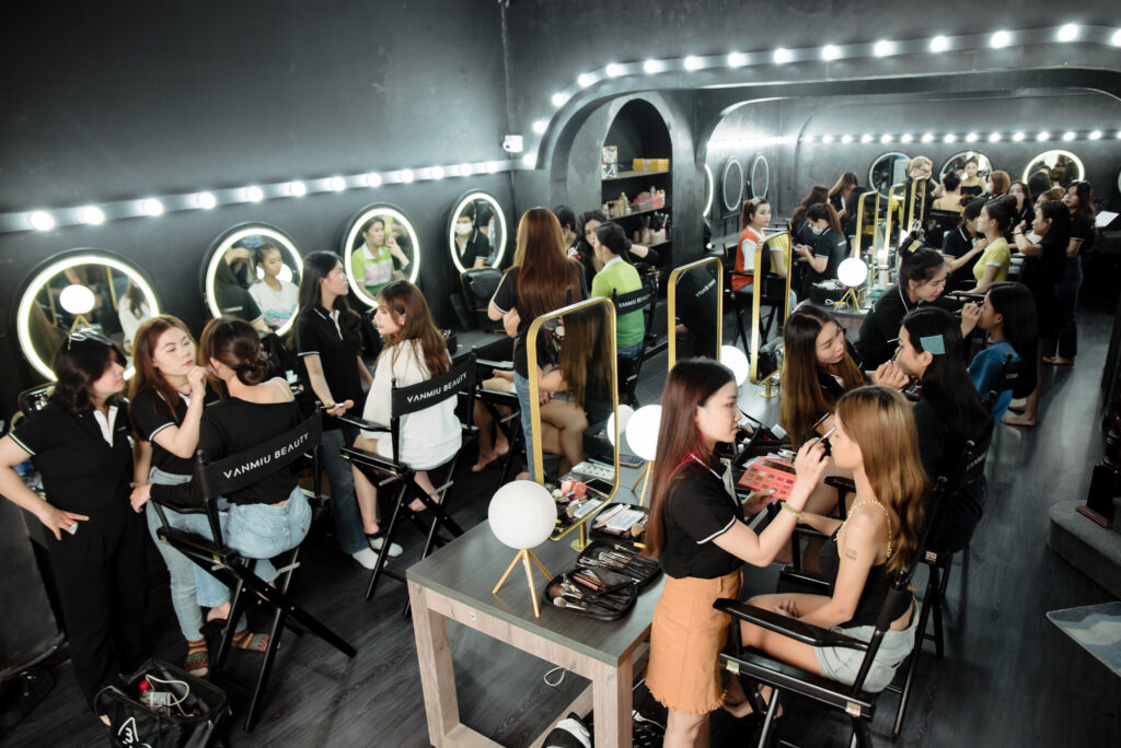 học trang điểm chuyên nghiệp tại Vanmiu Beauty